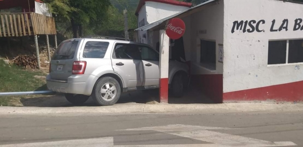 Camioneta se salió del camino