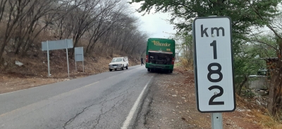 Transporte vencedor sale del camino y queda embancado