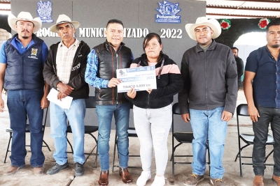 Entregan apoyos municipalizados a productores peñamillerenses