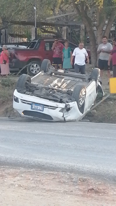 Choca su vehículo y vuelca sobre la carretera Jalpan-Río Verde