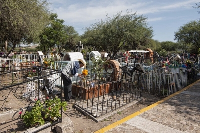 Permanecerán cerrados los panteones de El Marqués este fin de semana