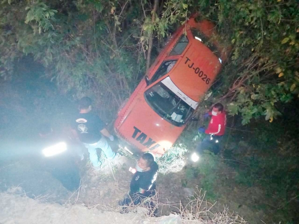 Sale del camino en su taxi