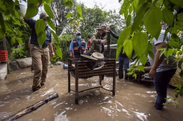 Enrique Vega recorre y supervisa zonas afectadas por las lluvias.