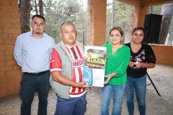 Celebra Lupita Ramírez a taxistas de Pinal de Amoles.