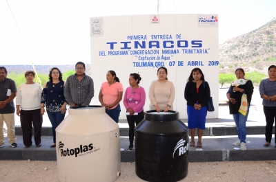 Entrega Lupita Alcántara tinacos y calentadores solares