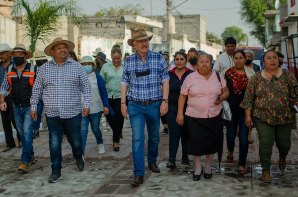 Enrique Vega entrega obras de urbanización en La Griega y Calamanda