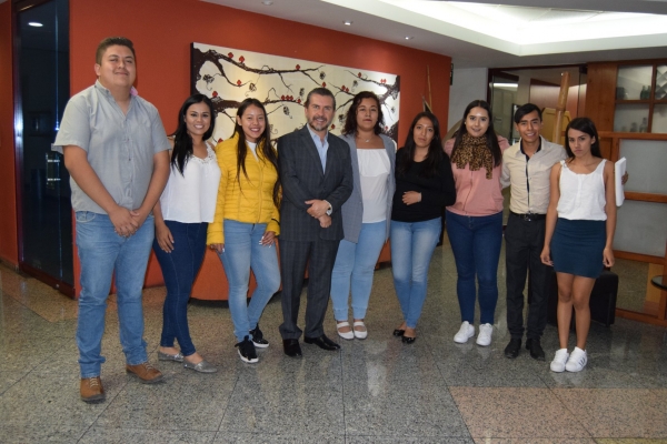 Se reúne Hugo Cabrera con jóvenes estudiantes de San Juan del Río