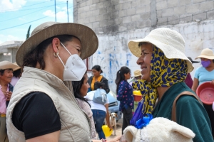 René Mejía continúa entregando obras y plantando árboles en Amealco