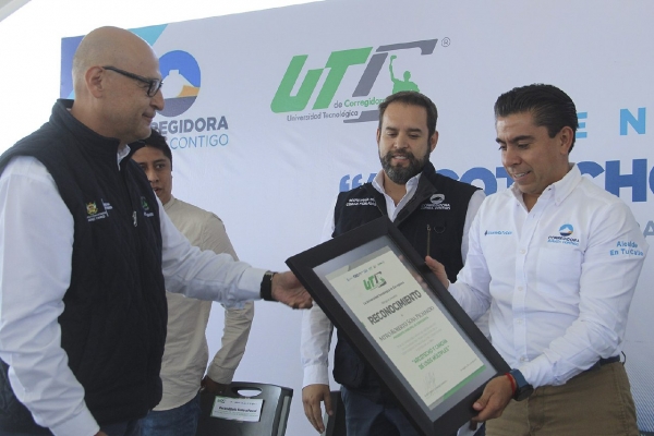 Roberto Sosa realizó la entrega de una techumbre y unas canchas de usos múltiples en la UTC en beneficio de más 1,200 alumnos.