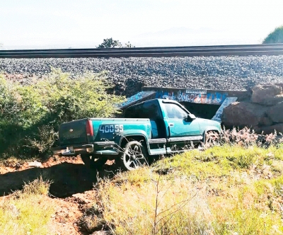 Abandonan camioneta accidentada