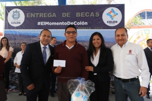 Estudiantes de Colón reciben becas por 288 mil pesos