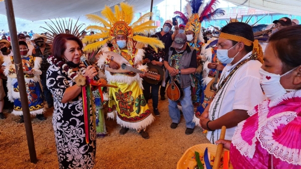 Recibe Celia Maya “Bastón de Mando” en Amealco