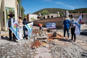 Lupita Pérez Montes da arranque al programa de bacheo en Bernal.