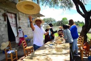 Miguel Martínez Peñaloza lleva curso de elaboración de sombreros en beneficio de mujeres cadereytenses