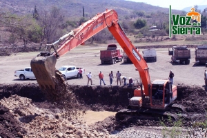 Desazolvan laguna de Tancama