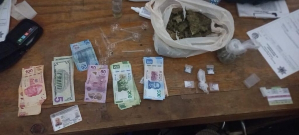 Lo detienen con lo que al parecer es marihuana y cristal