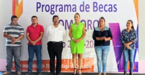 Entregan becas de programa FOMACRO