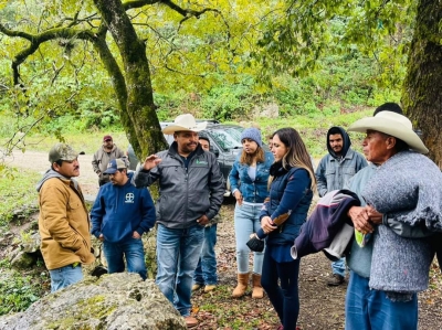 Selene Salazar Convive con familias de la comunidad del Pocito Jalpan de Serra.