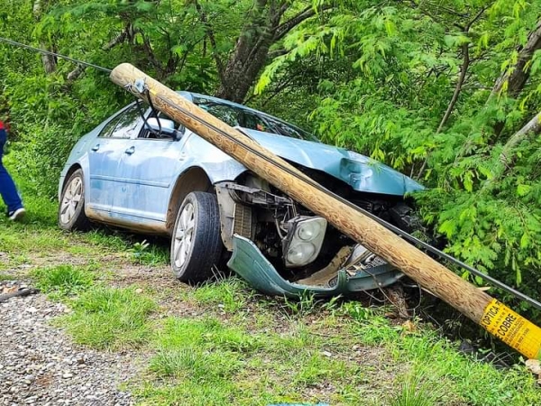 Derribó un poste de madera al chocar.