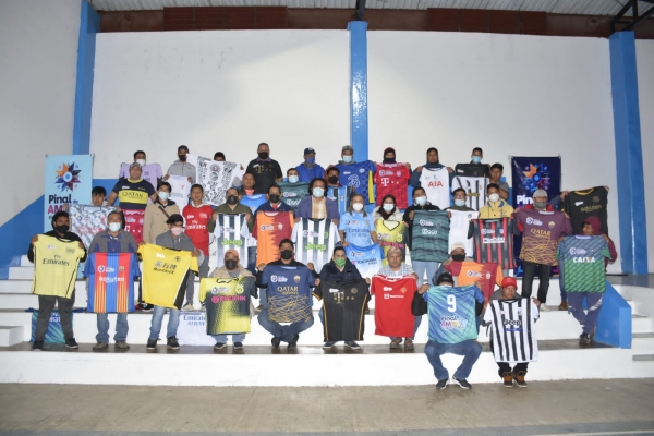 Entrega de uniformes de Futbol Liga Municipal y Regional.