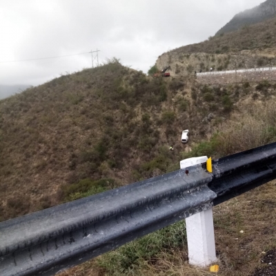 Desbarranca vehículo en la carretera federal 120