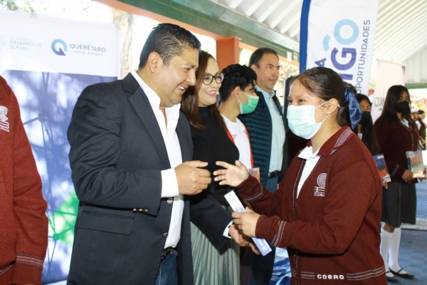 Estudiantes de bachillerato de Cadereyta reciben tabletas electronicas