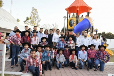 Entrega Roberto Sosa parque “San Francisco” en Los Ángeles