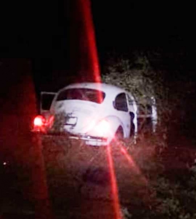 “Bocho” invade carril y choca