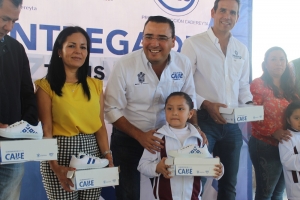 #Cadereyta | LEBM entrega tenis escolares