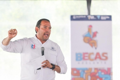 Inicia Roberto Cabrera entrega de becas para 12 mil estudiantes