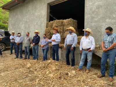 Reciben ganaderos de Agua Zarca apoyo emergente