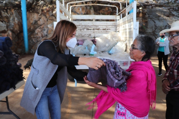 Avanza SMDIF de Pinal de Amoles en la entrega de cobijas.