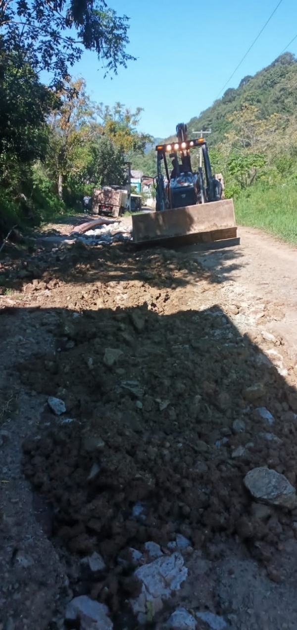 Avanza rehabilitación de camino en La Florida