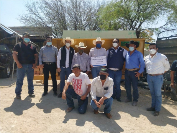 Entrega UGRQ apoyos a ganaderos de Tequis
