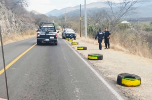 Para evitar que se estacionen colocan llantas a orilla de la carrera federal