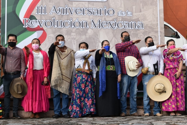 Gran desfile por la Revolución Mexicana en Landa