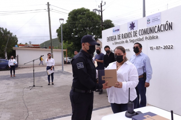 Entrega Marina Ponce  radios de comunicación a Seguridad Pública.