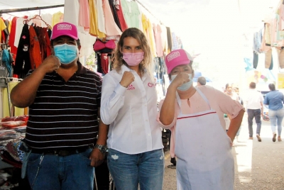 Cristina del Llano se compromete con comerciantes en Corregidora para implementar programa peso a peso.