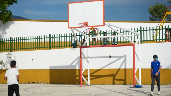 Entrega Efraín Muñoz la rehabilitación de cancha de usos múltiples en colonia Arboledas