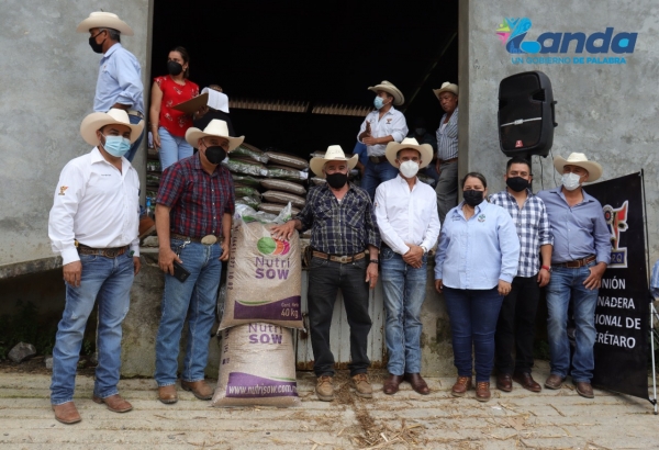 Ganaderos de Agua Zarca reciben apoyos