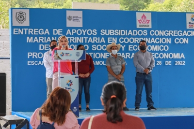 Entrega Lupita Ramírez, calentadores solares subsidiados en Escanelilla.