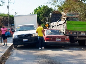 Vehículo termina prensado