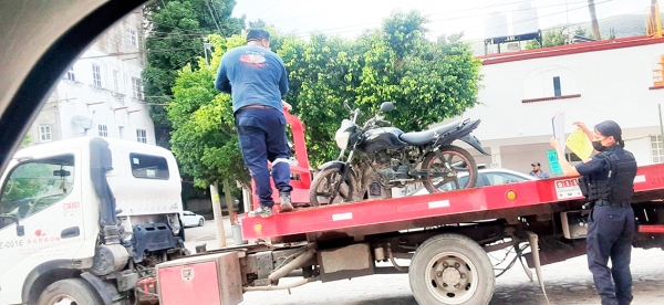 Remiten motocicleta al corralón