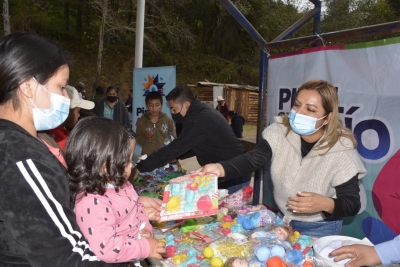 Llevan autoridades municipales los Reyes Magos al Llano de Huaxquilico.