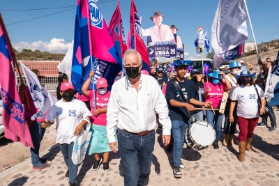 Enrique Vega se compromete a rehabilitar el camino de acceso a Matanzas