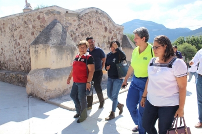 Realiza Rectora de la UAQ Visita a Alumnos de Restauración de Capilla en Tolimán