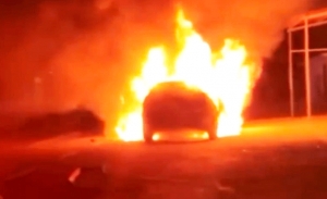 Se incendia vehículo en Cadereyta
