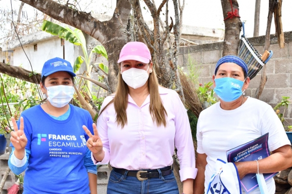  Recorre Francis Escamilla  la comunidad del Refugio en su tercer dia de campaña