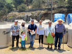 Se entregan tinacos a través del programa &quot;Acciones por ti&quot; en San Joaquín.