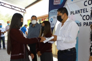 Miguel Martínez  entrega tabletas a jóvenes de Cadereyta